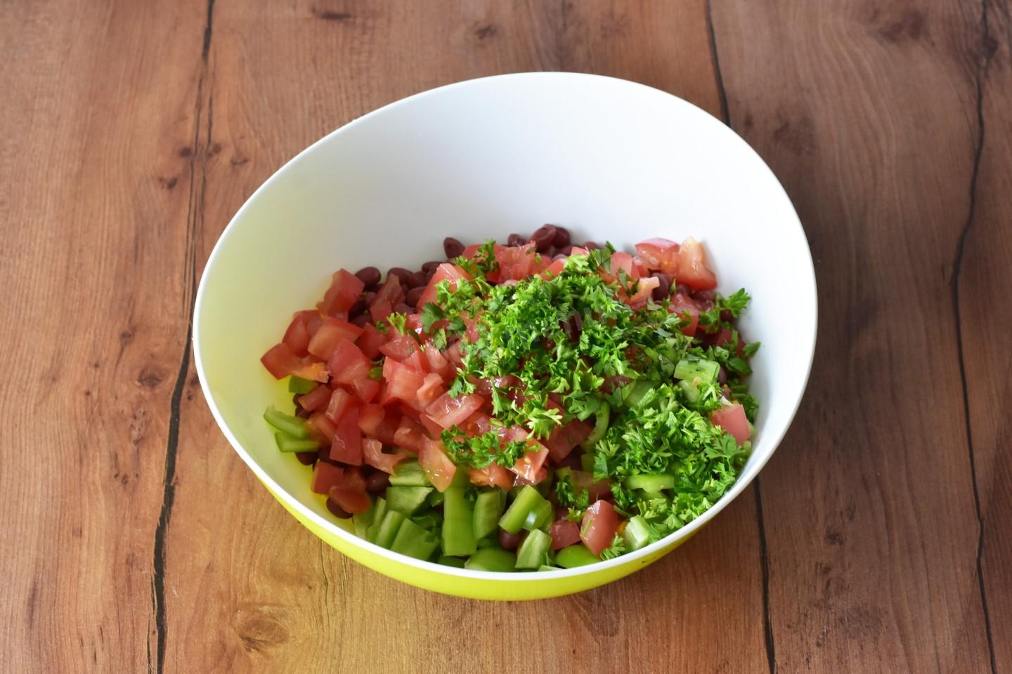 Шаг 10 приготовления Салат с курицей фасолью и кукурузой