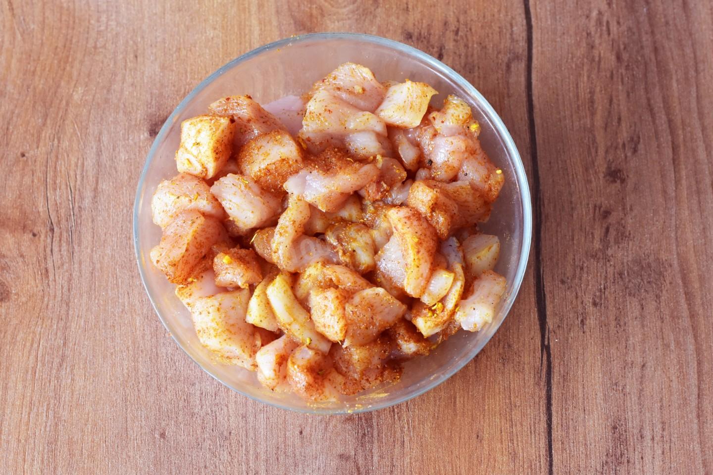 Шаг 2 приготовления Салат с курицей фасолью и кукурузой