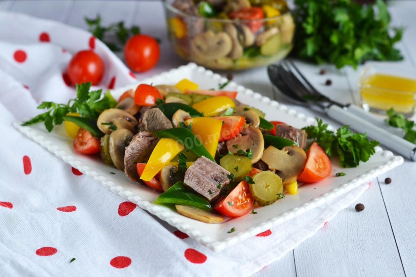 Обложка рецепта Салат с мясом грибами и огурцами