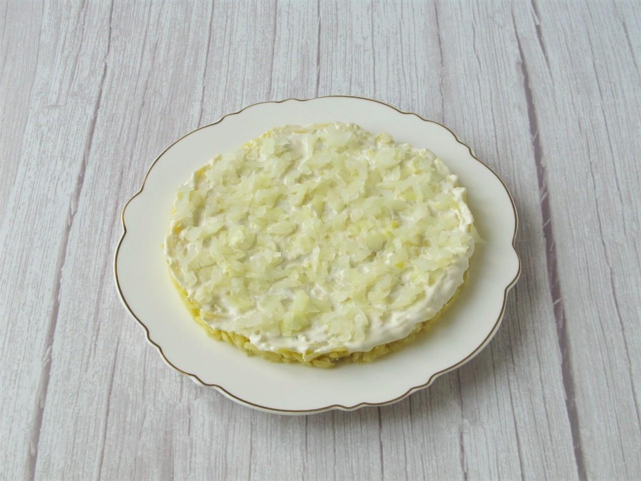 Шаг 10 приготовления Салат с копченой скумбрией Мимоза