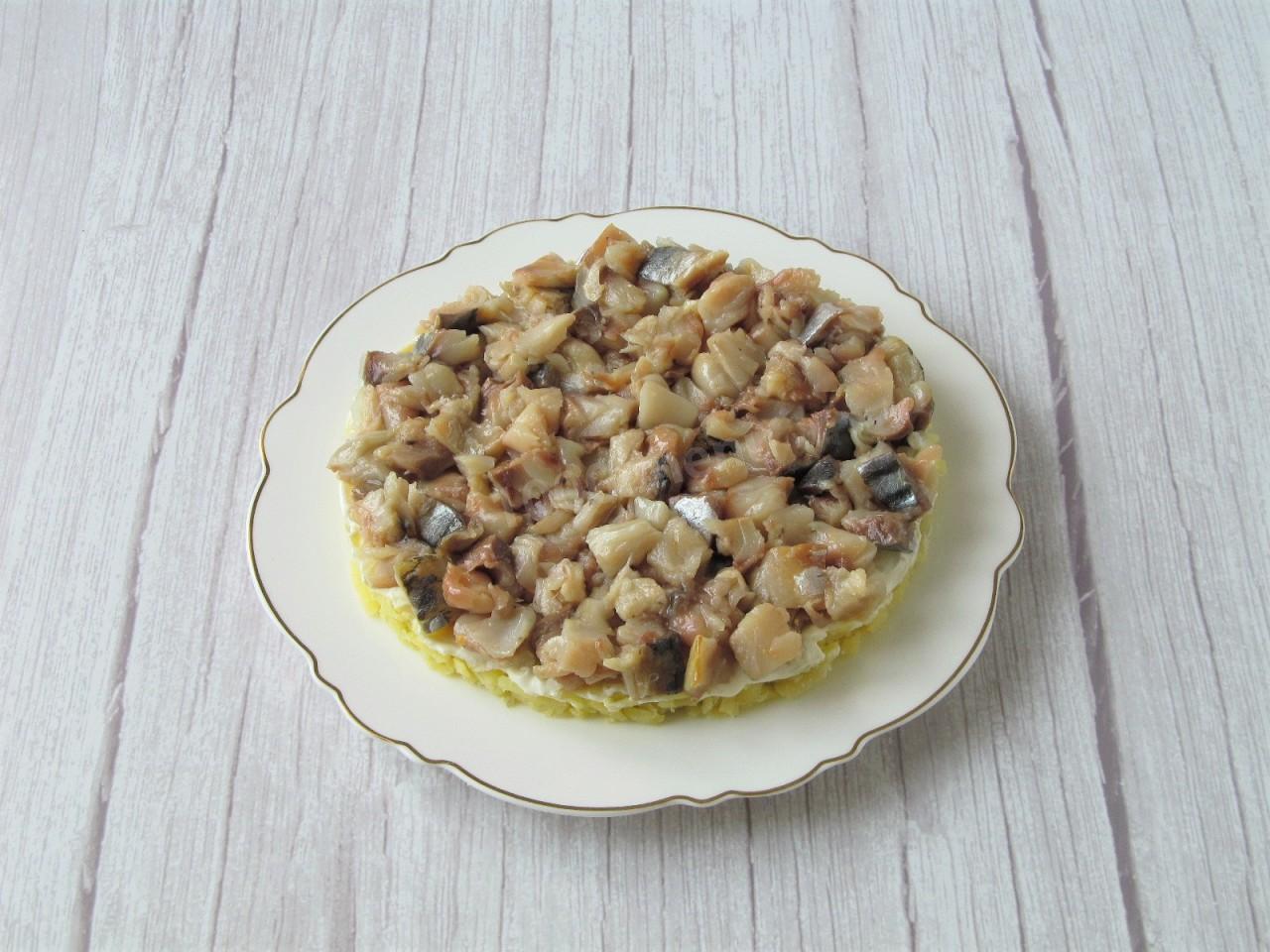 Шаг 11 приготовления Салат с копченой скумбрией Мимоза