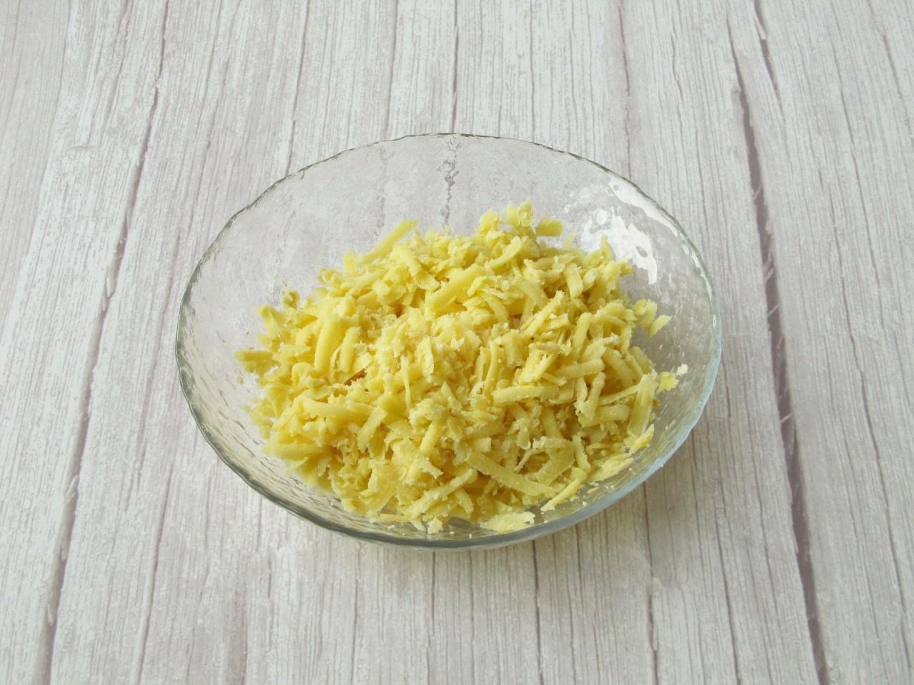 Шаг 5 приготовления Салат с копченой скумбрией Мимоза