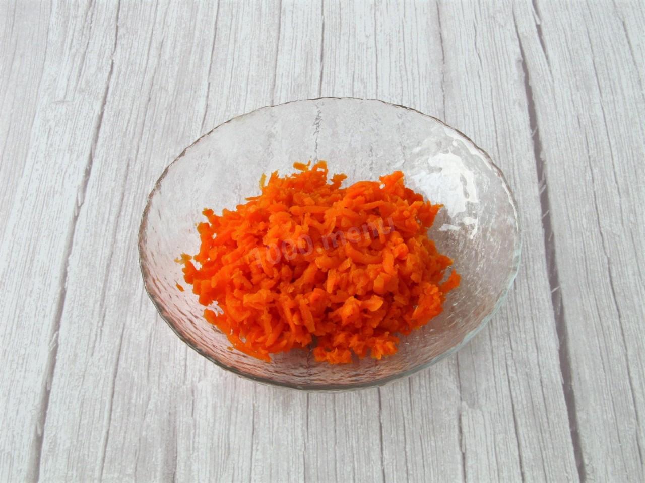 Шаг 6 приготовления Салат с копченой скумбрией Мимоза