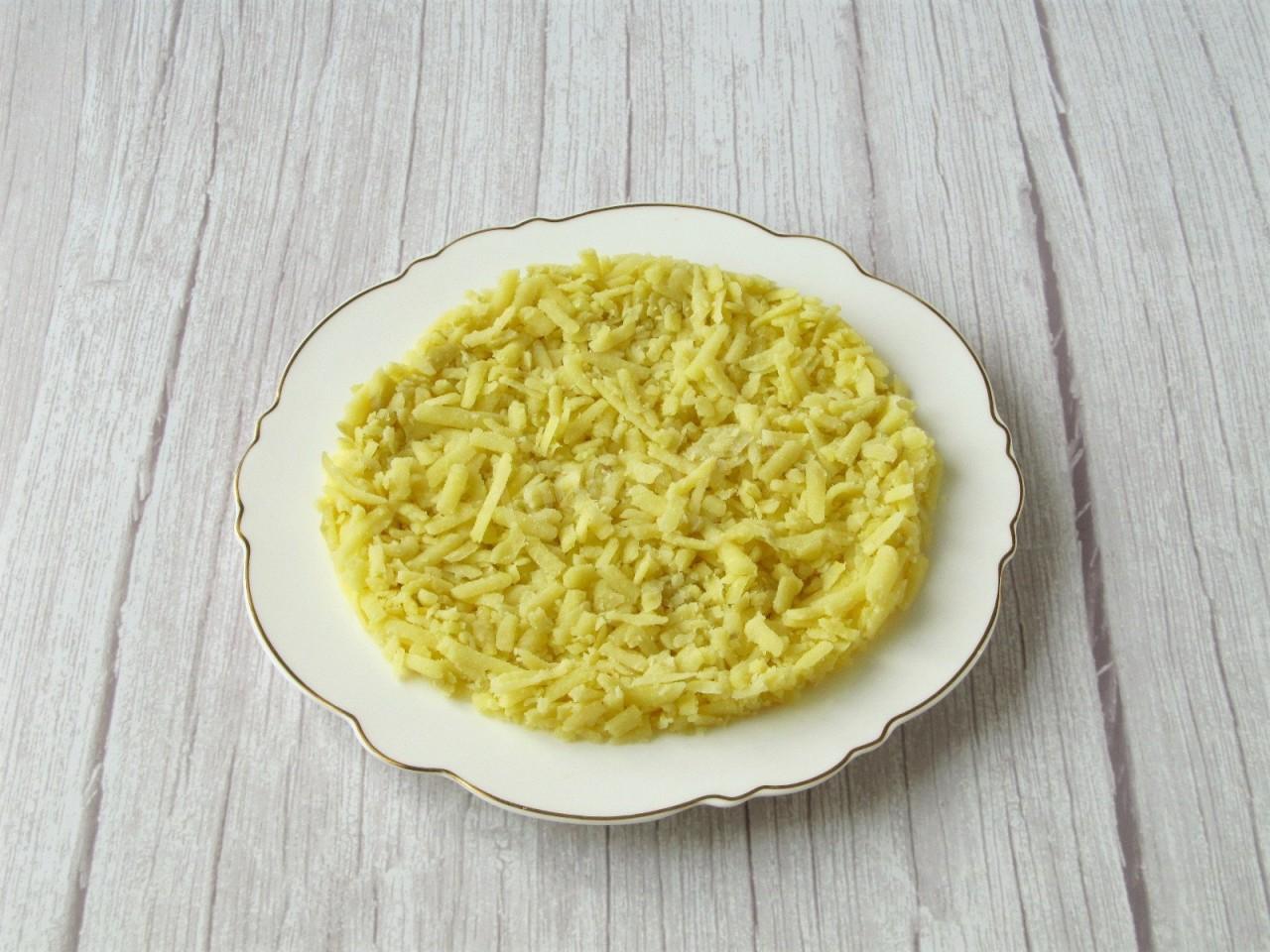 Шаг 8 приготовления Салат с копченой скумбрией Мимоза