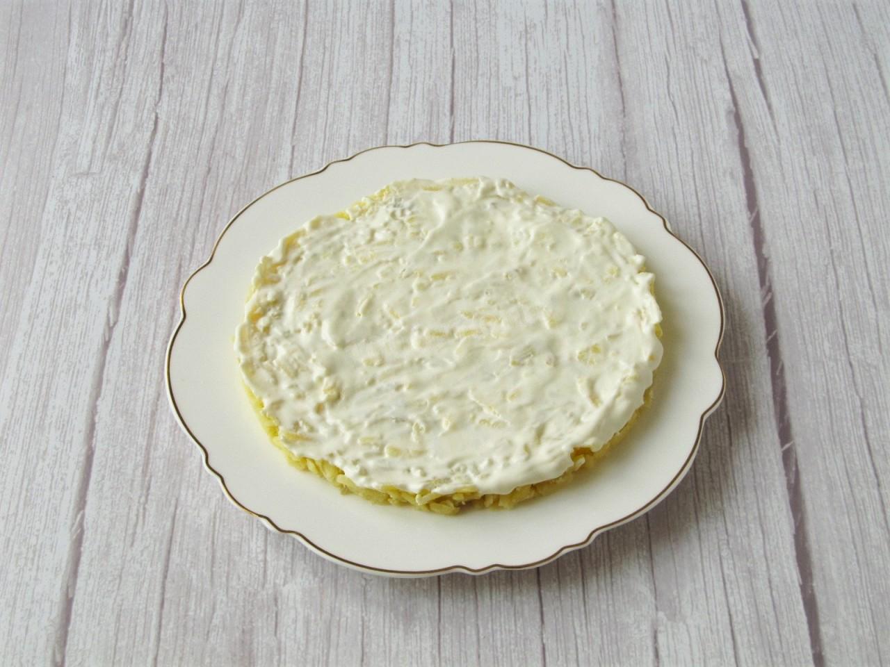 Шаг 9 приготовления Салат с копченой скумбрией Мимоза