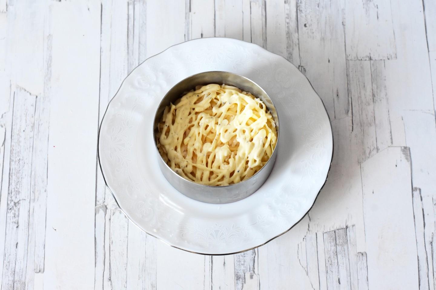 Шаг 6 приготовления Салат из свеклы с сыром и чесноком
