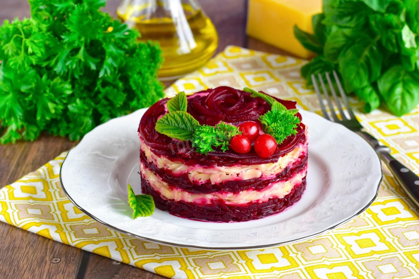Шаг 8 приготовления Салат из свеклы с сыром и чесноком