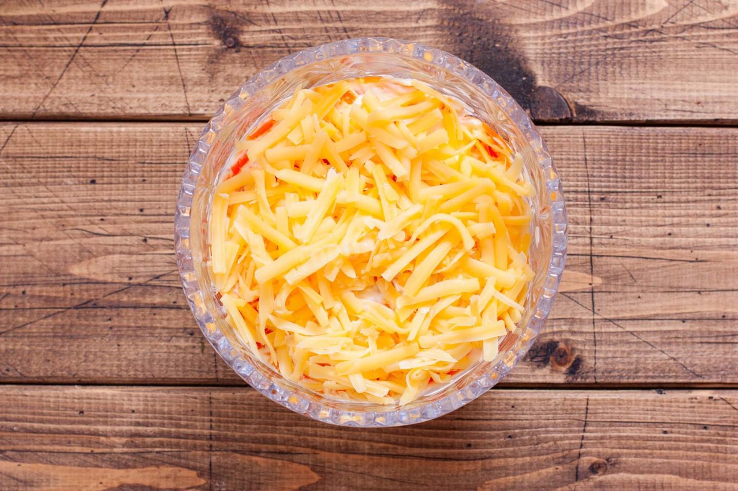 Шаг 6 приготовления Салат Нежный с курицей и сыром