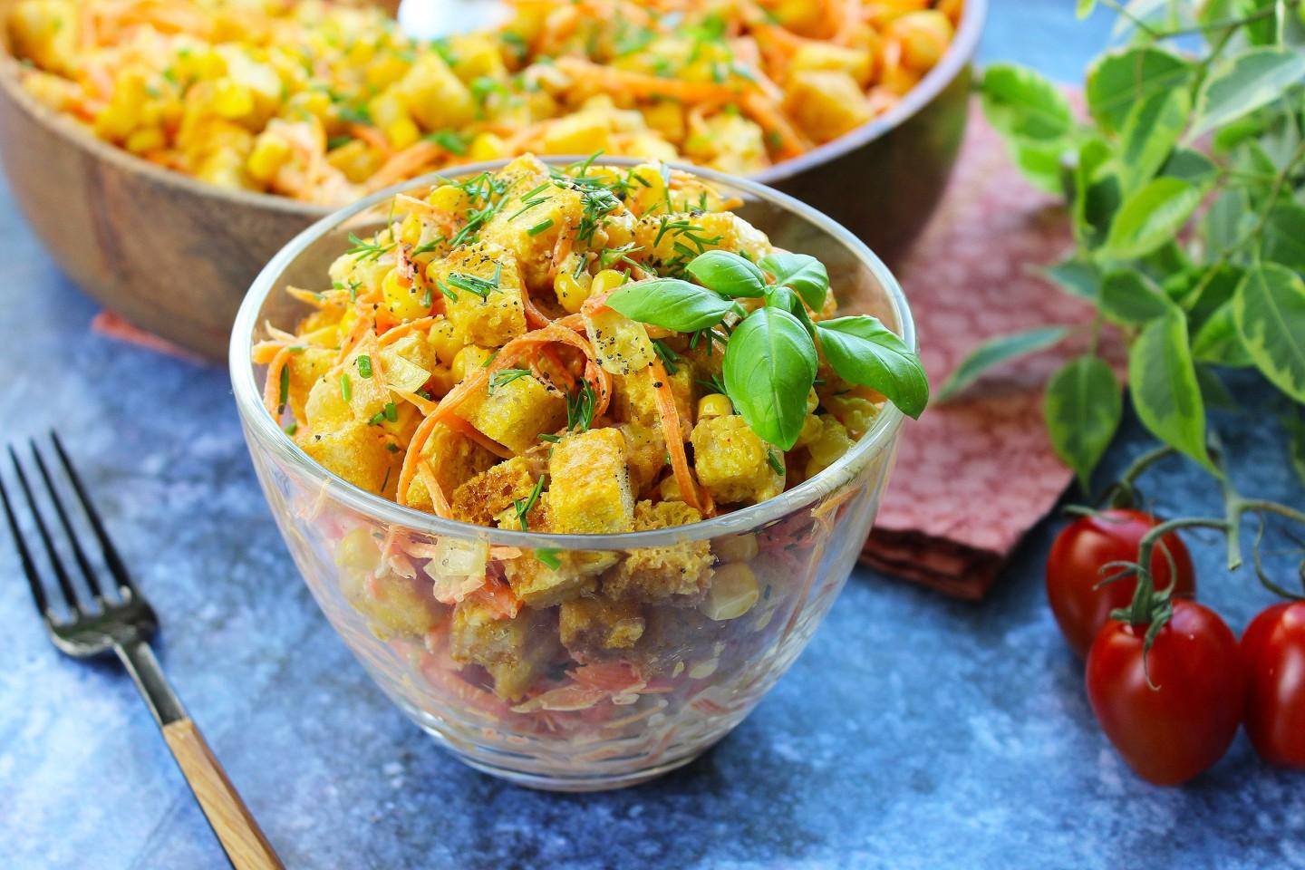 Шаг 10 приготовления Салат с корейской морковью сухариками кукурузой