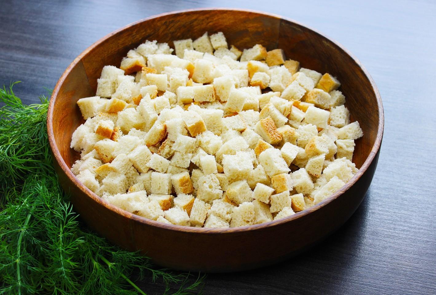 Шаг 2 приготовления Салат с корейской морковью сухариками кукурузой