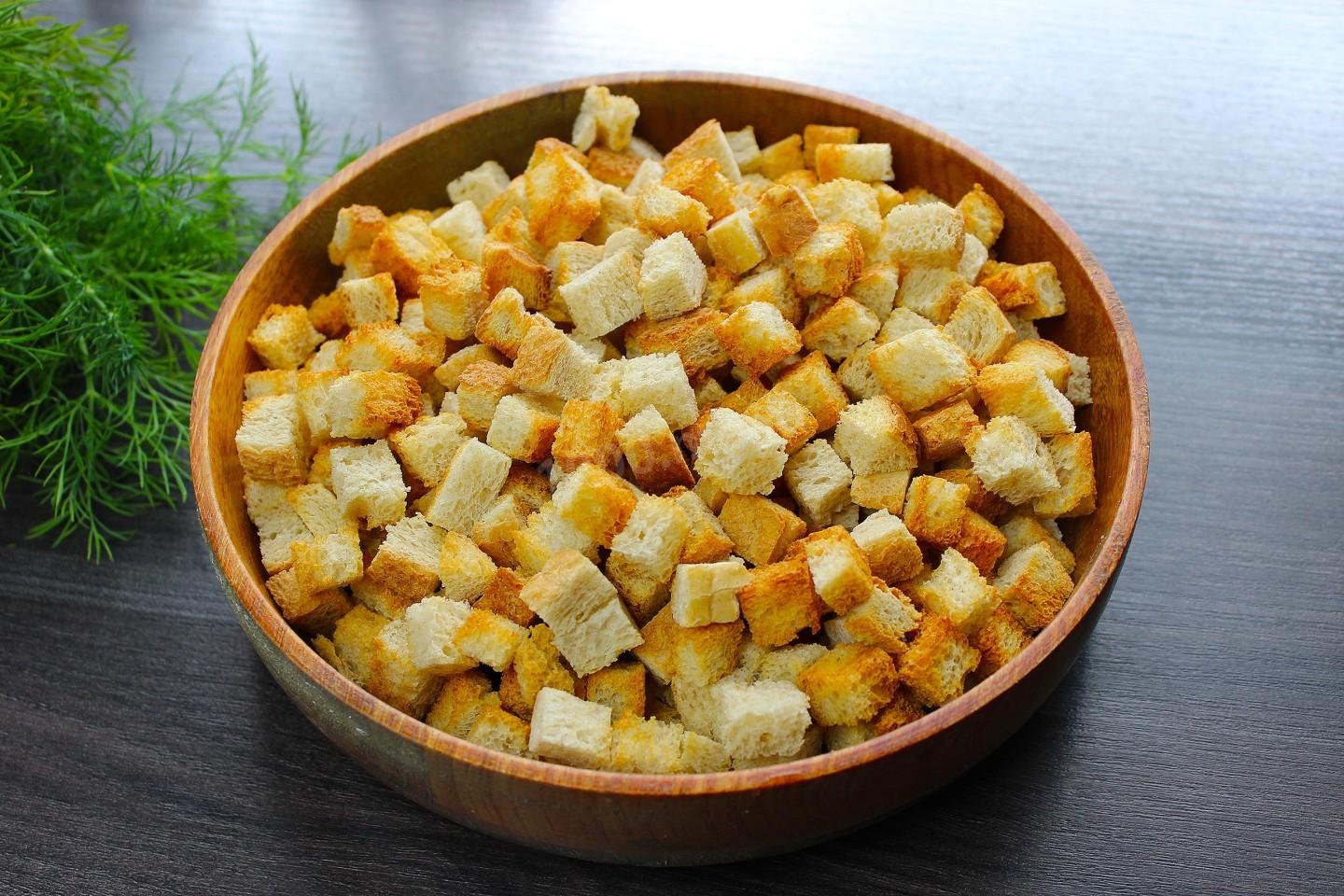 Шаг 3 приготовления Салат с корейской морковью сухариками кукурузой