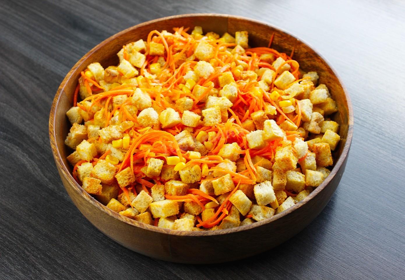 Шаг 6 приготовления Салат с корейской морковью сухариками кукурузой