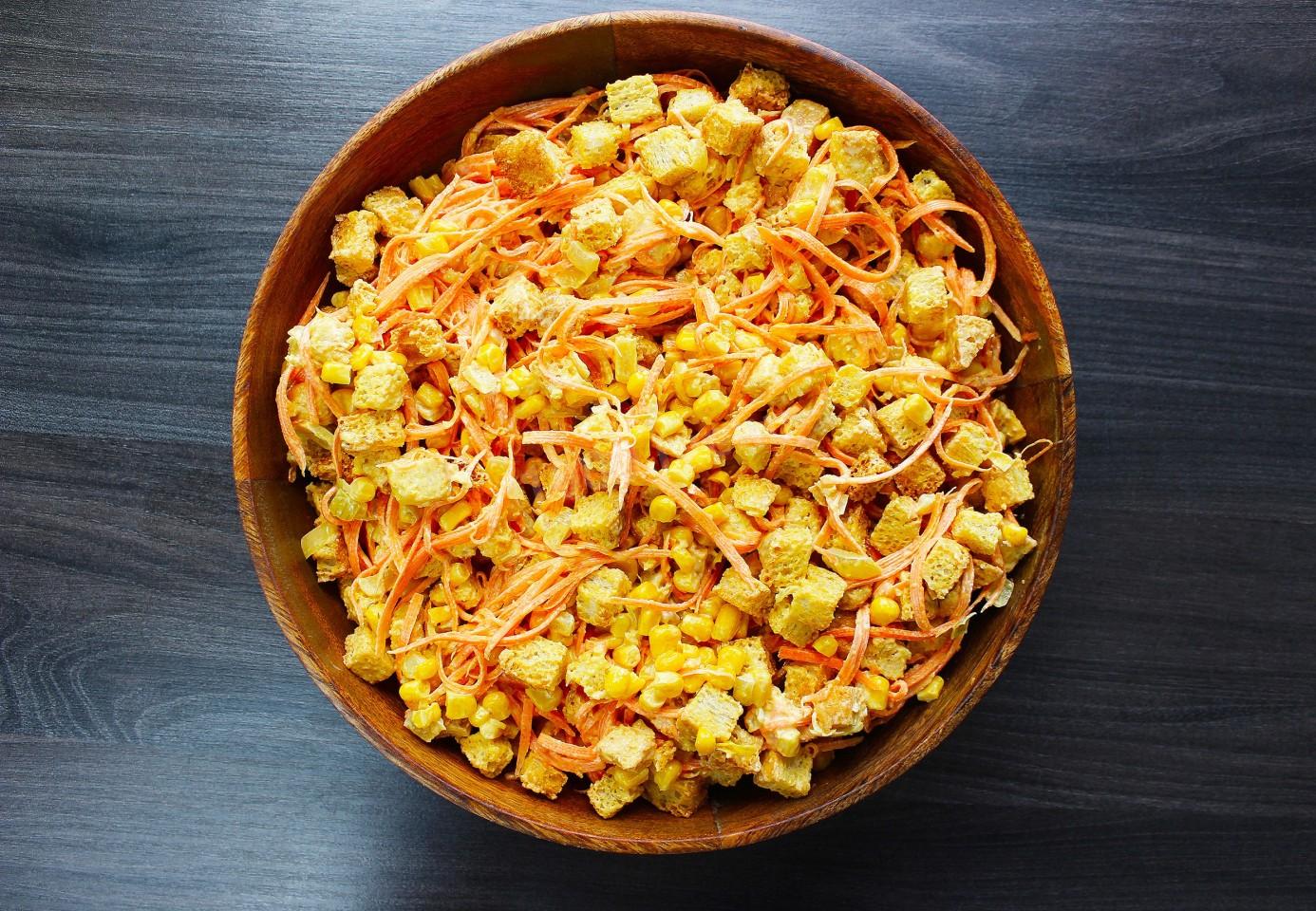 Шаг 7 приготовления Салат с корейской морковью сухариками кукурузой