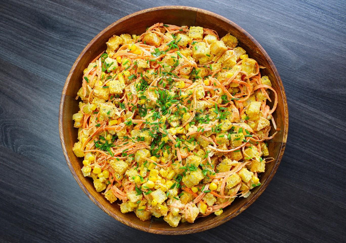 Шаг 8 приготовления Салат с корейской морковью сухариками кукурузой