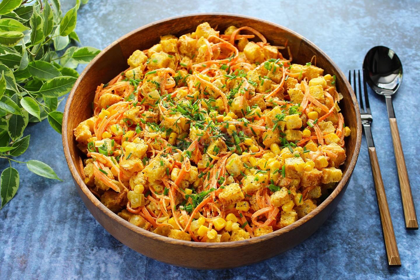 Шаг 9 приготовления Салат с корейской морковью сухариками кукурузой