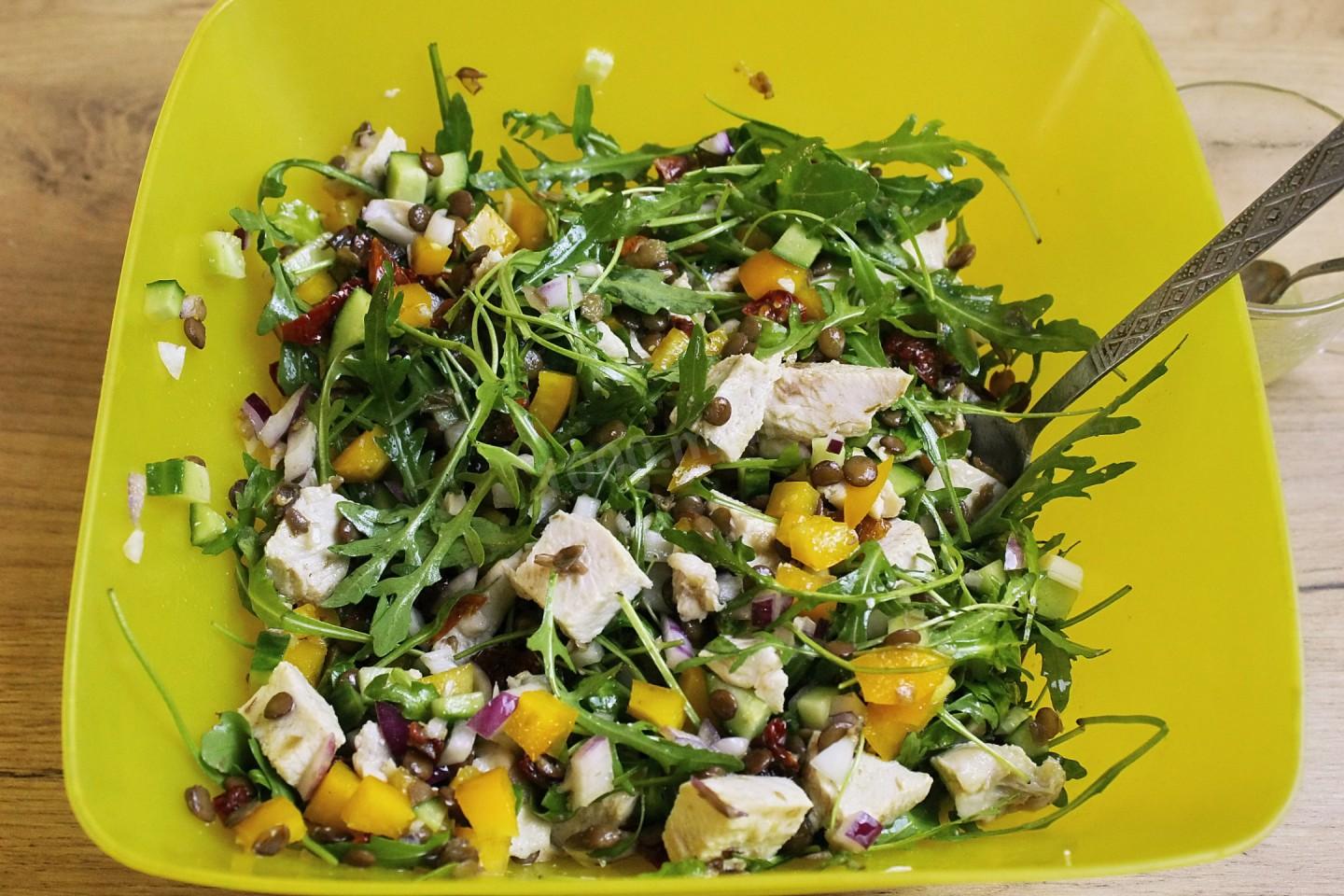 Шаг 11 приготовления Салат из чечевицы с курицей и сыром