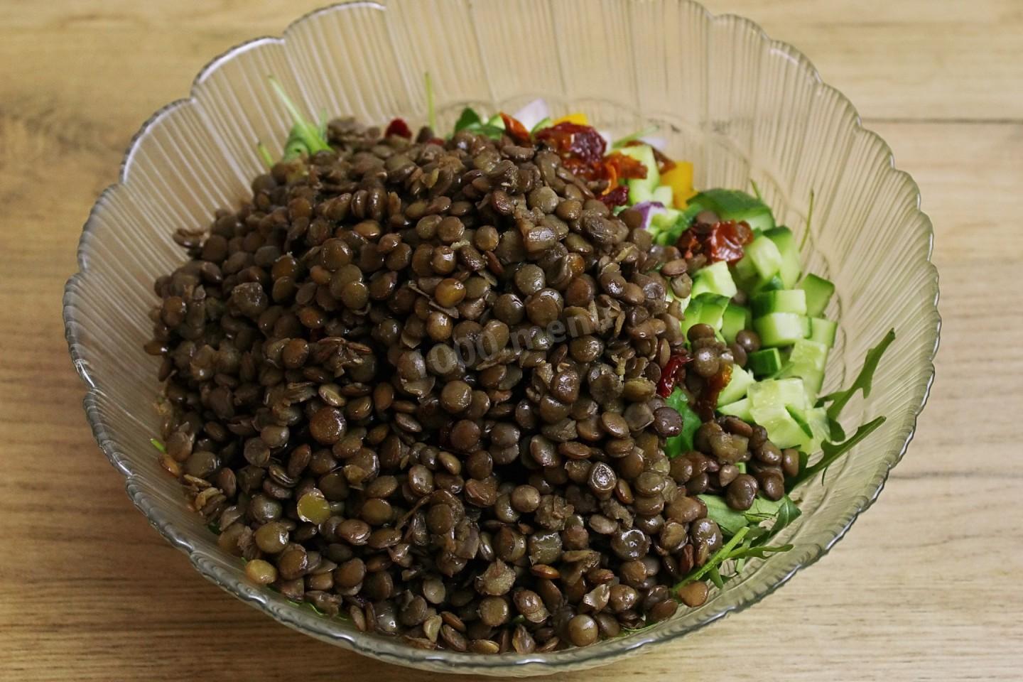 Шаг 9 приготовления Салат из чечевицы с курицей и сыром