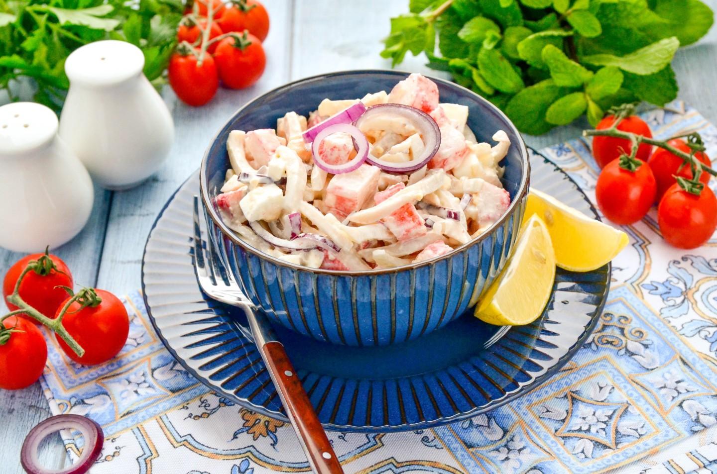 Шаг 11 приготовления Салат кальмары крабовые палочки яйцо