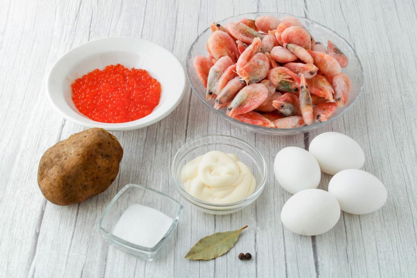 Шаг 1 приготовления Салат с креветками и красной икрой