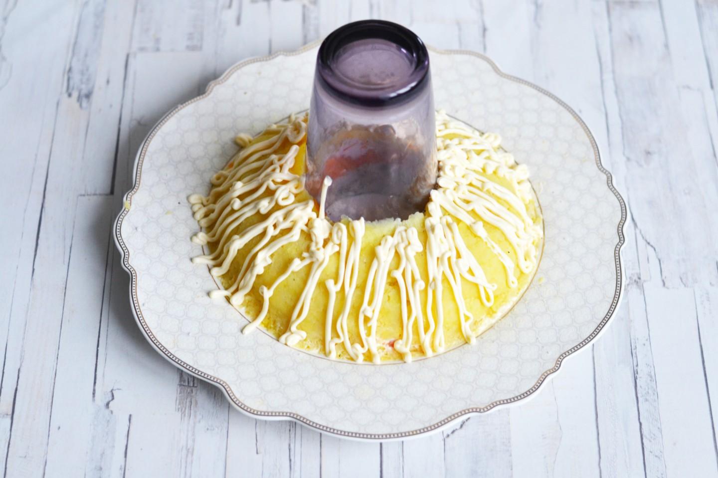 Шаг 11 приготовления Салат Гранатовый браслет с курицей классический