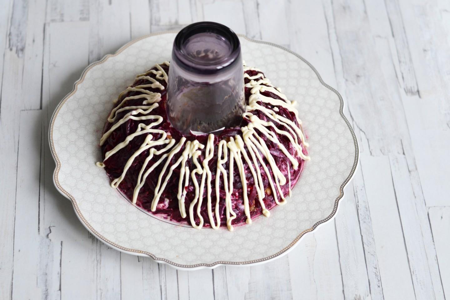 Шаг 13 приготовления Салат Гранатовый браслет с курицей классический