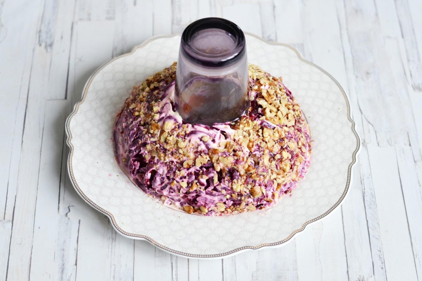 Шаг 14 приготовления Салат Гранатовый браслет с курицей классический