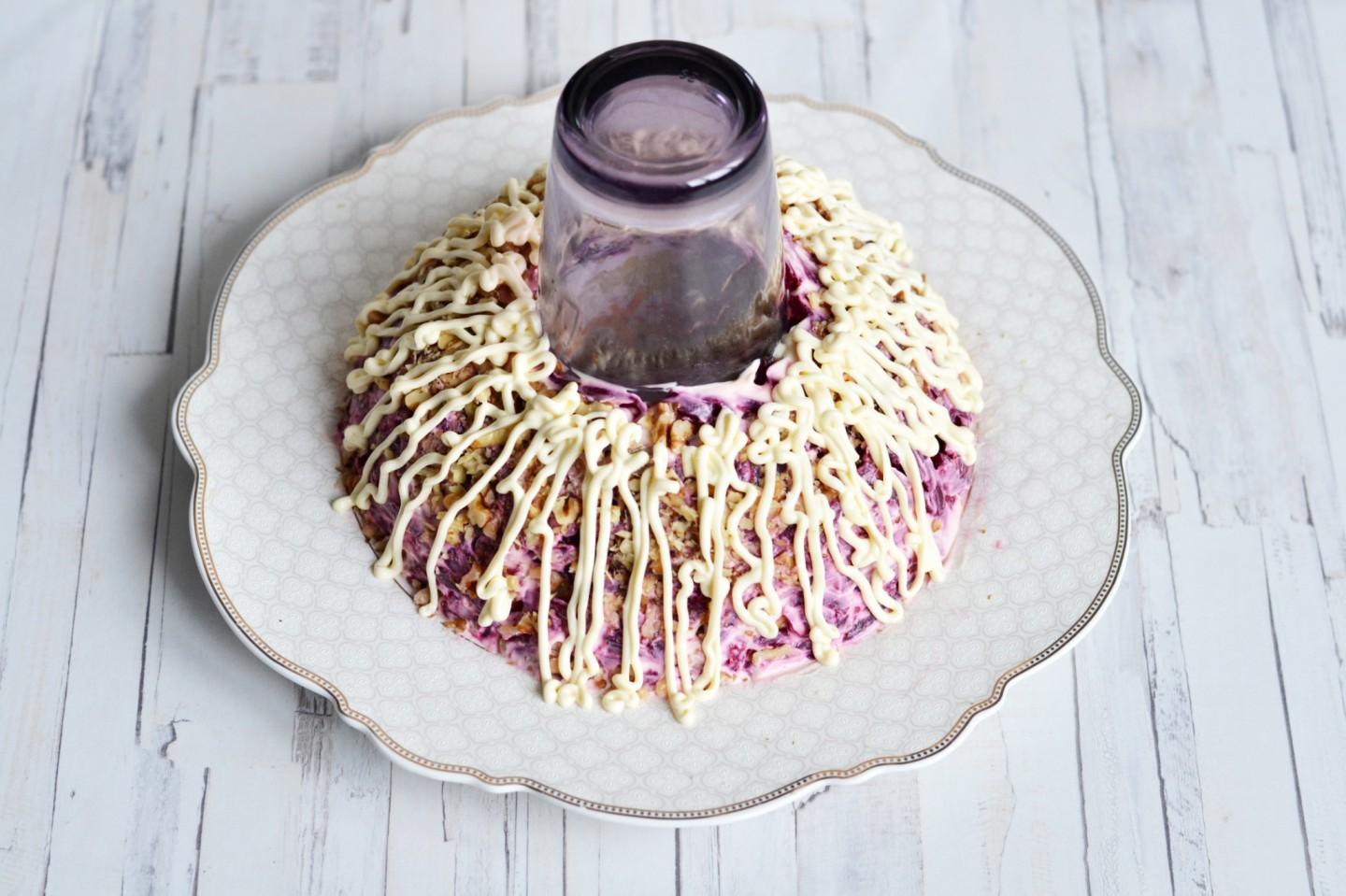 Шаг 15 приготовления Салат Гранатовый браслет с курицей классический