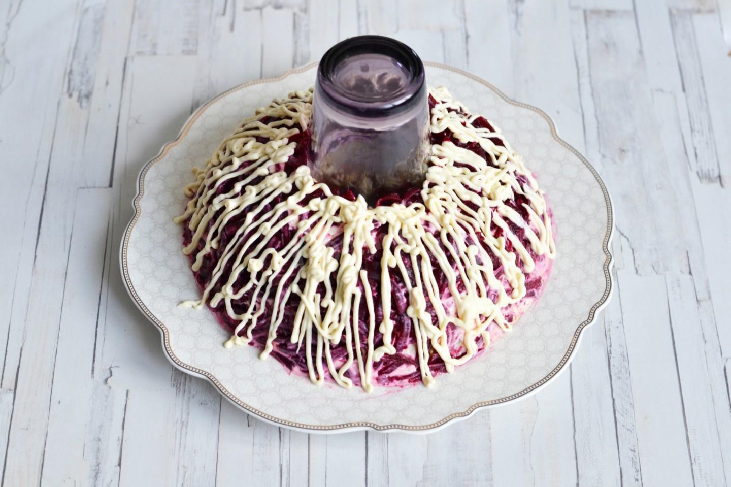Шаг 17 приготовления Салат Гранатовый браслет с курицей классический