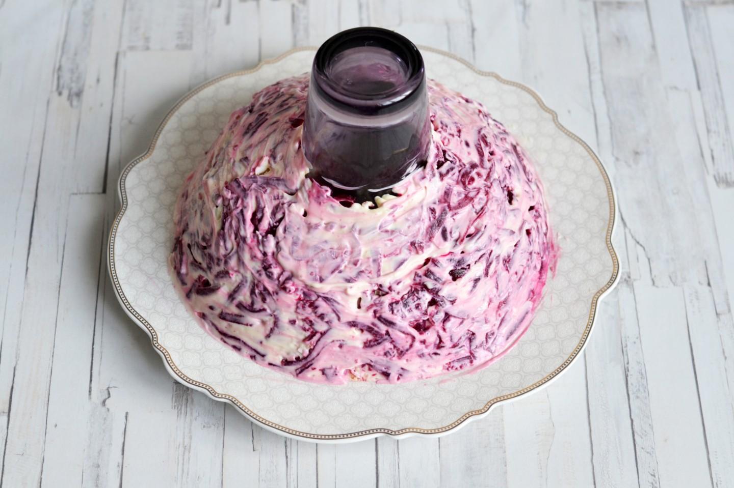 Шаг 18 приготовления Салат Гранатовый браслет с курицей классический