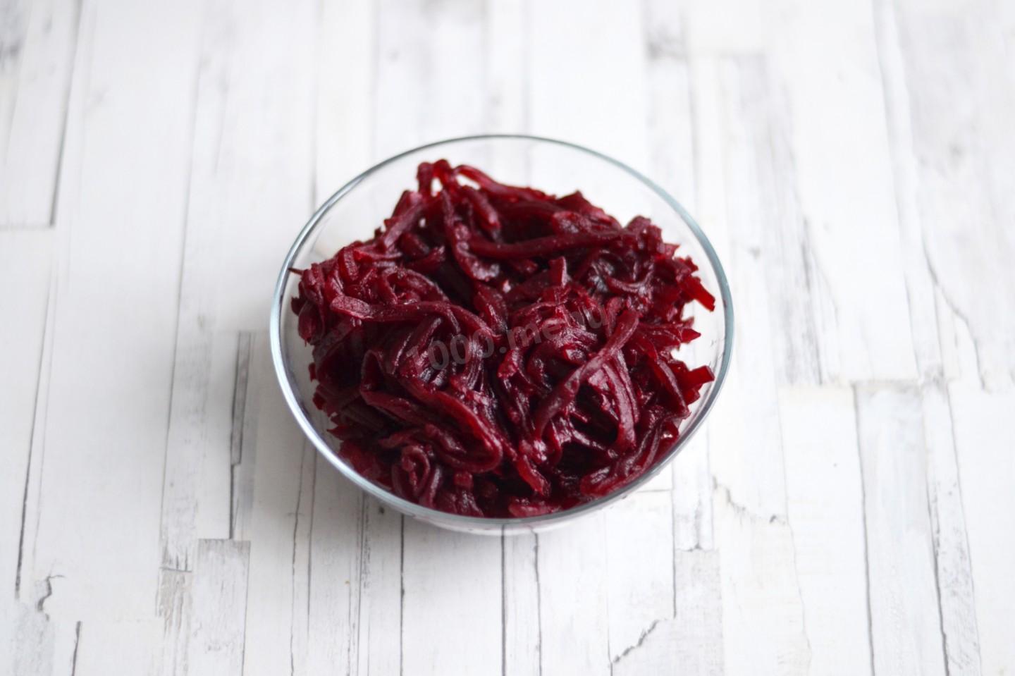 Шаг 7 приготовления Салат Гранатовый браслет с курицей классический