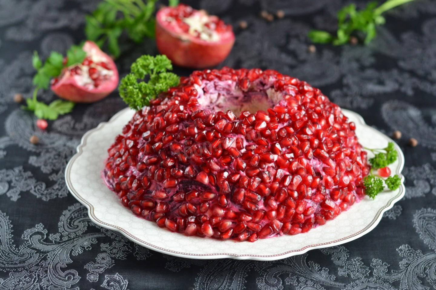 Обложка рецепта Салат Гранатовый браслет с курицей классический