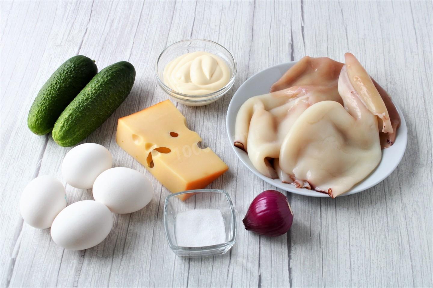 Шаг 1 приготовления Салат с кальмаром сыром яйцом и огурцом