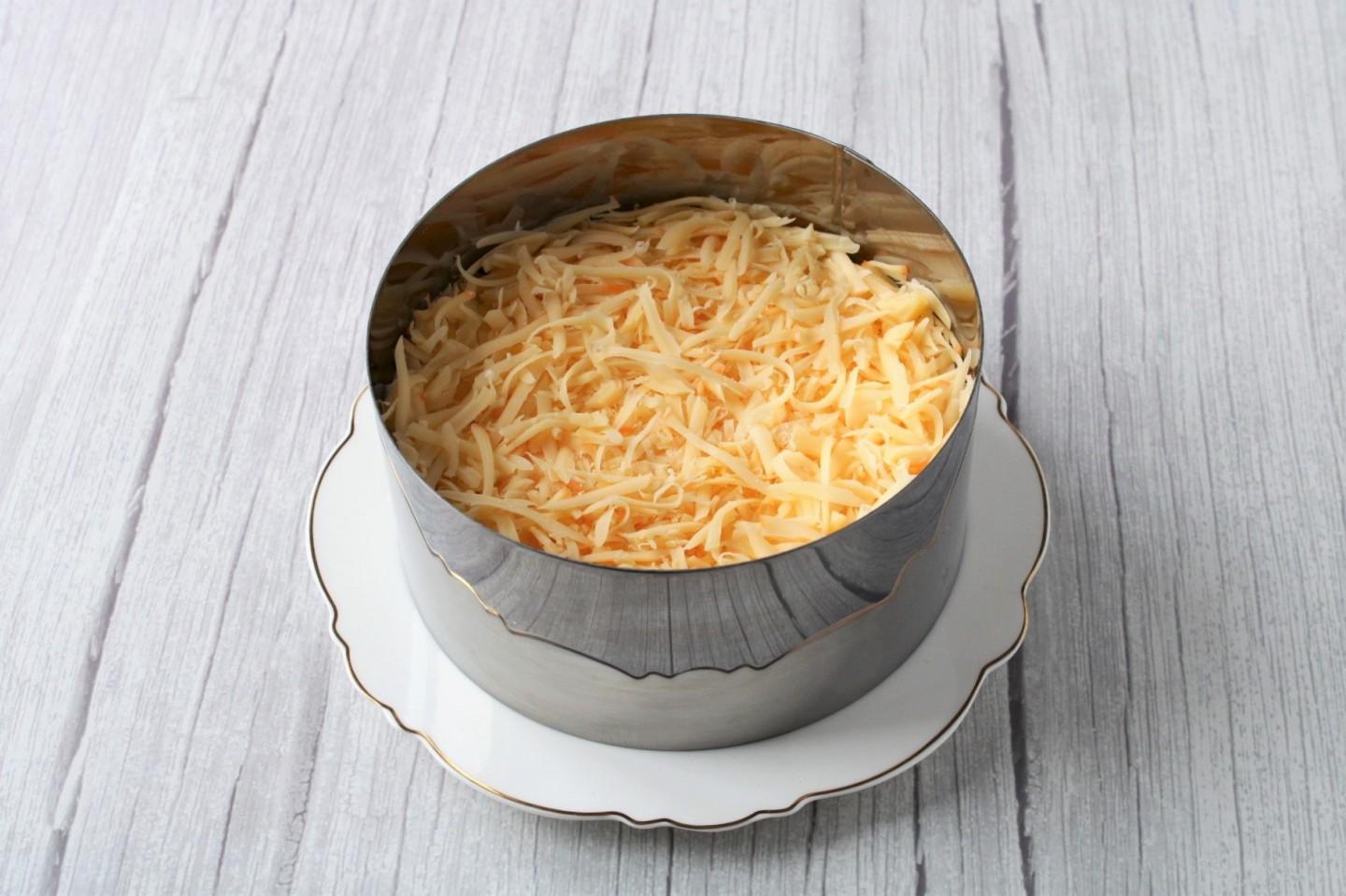 Шаг 14 приготовления Салат с кальмаром сыром яйцом и огурцом