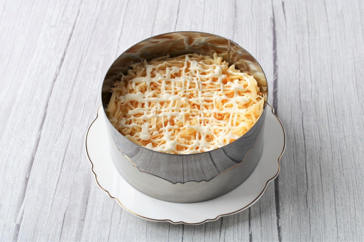 Шаг 15 приготовления Салат с кальмаром сыром яйцом и огурцом