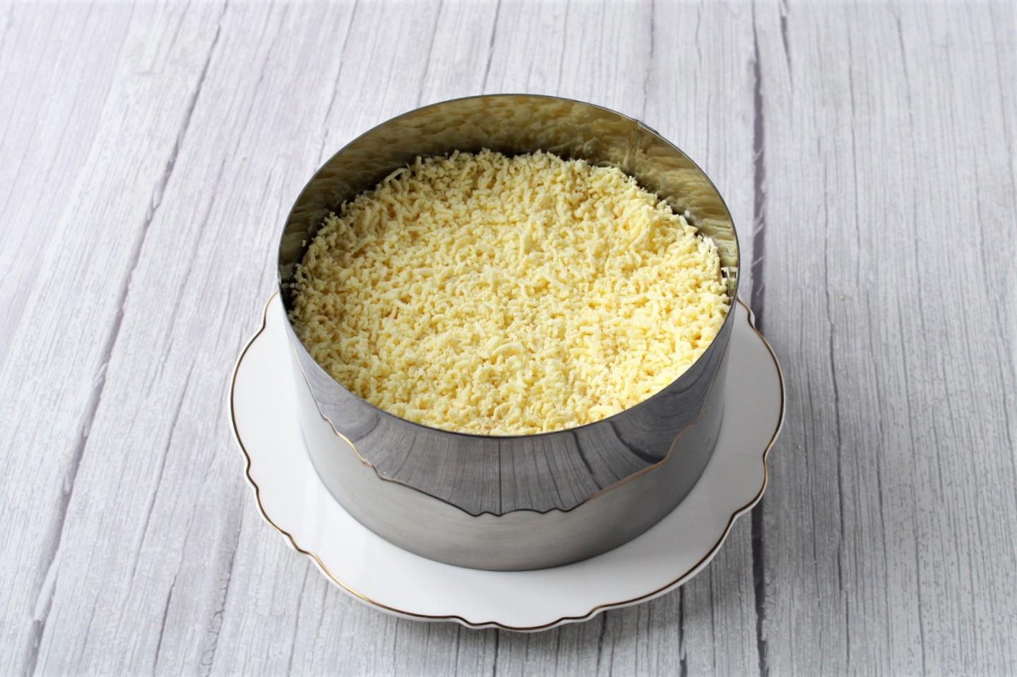 Шаг 16 приготовления Салат с кальмаром сыром яйцом и огурцом