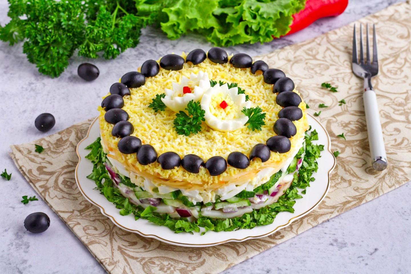 Шаг 18 приготовления Салат с кальмаром сыром яйцом и огурцом
