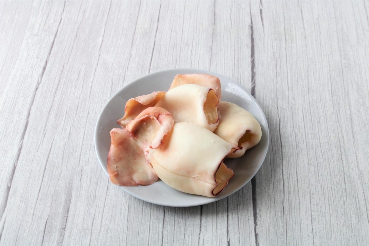 Шаг 2 приготовления Салат с кальмаром сыром яйцом и огурцом