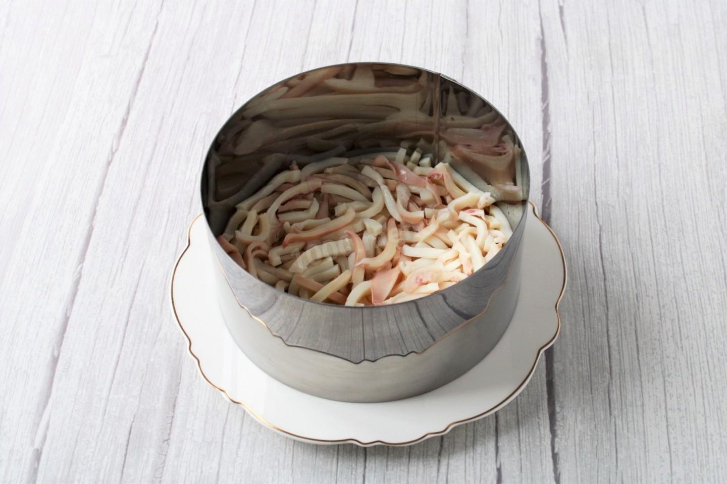 Шаг 8 приготовления Салат с кальмаром сыром яйцом и огурцом