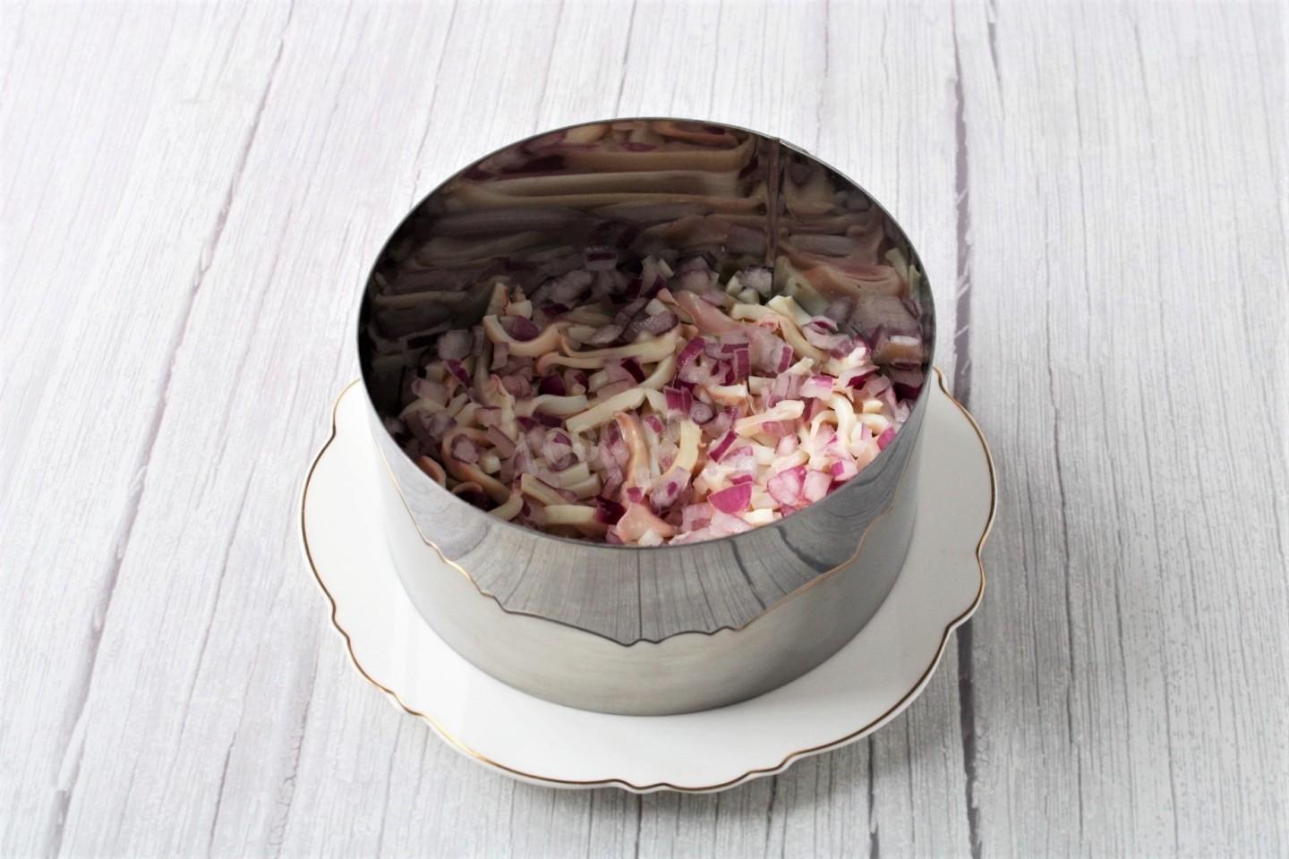 Шаг 9 приготовления Салат с кальмаром сыром яйцом и огурцом