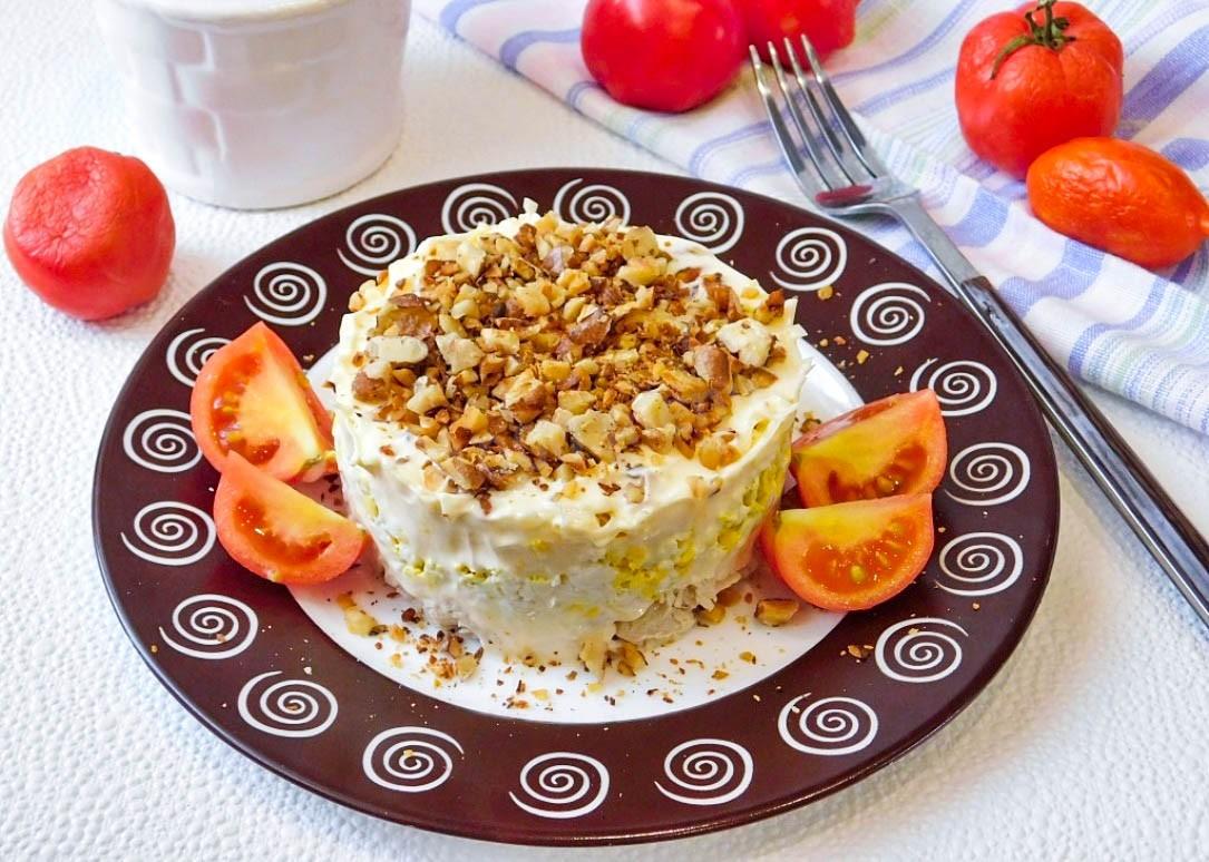 Обложка рецепта Салат с куриной грудкой и орехами грецкими