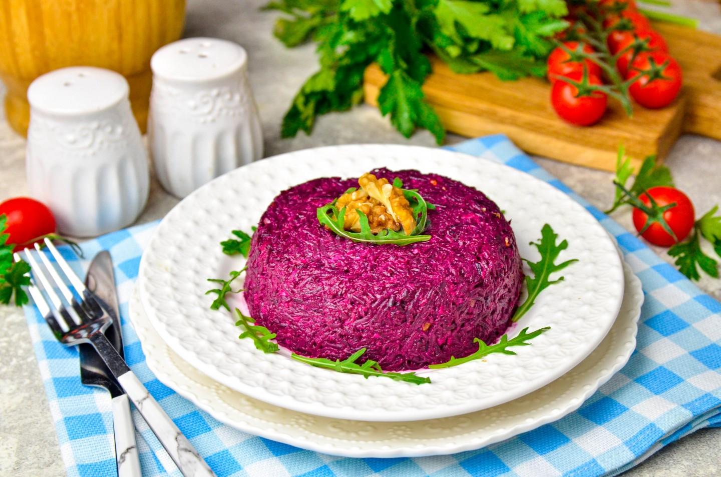 Шаг 8 приготовления Салат свекла с чесноком и грецким орехом