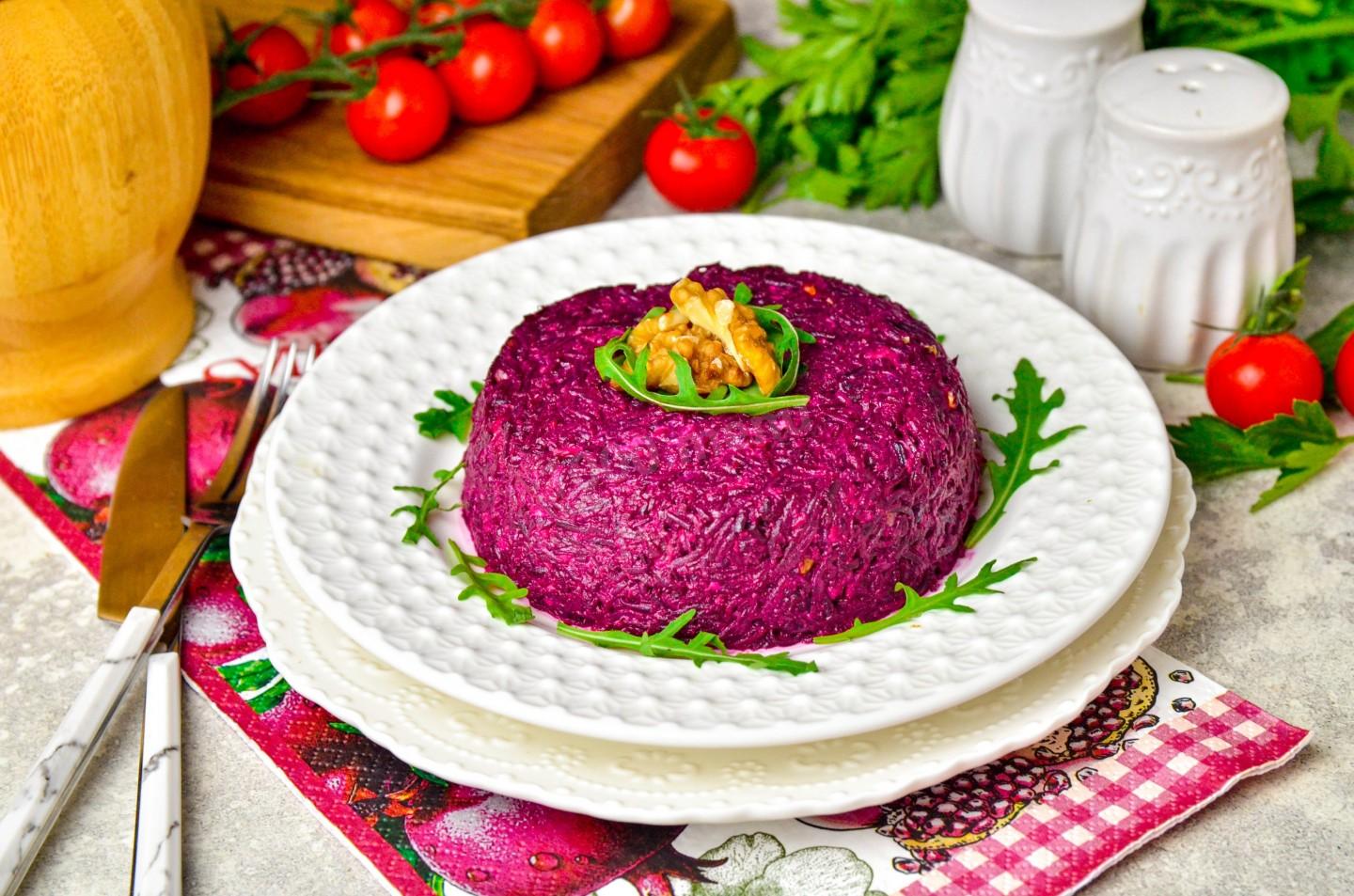 Обложка рецепта Салат свекла с чесноком и грецким орехом