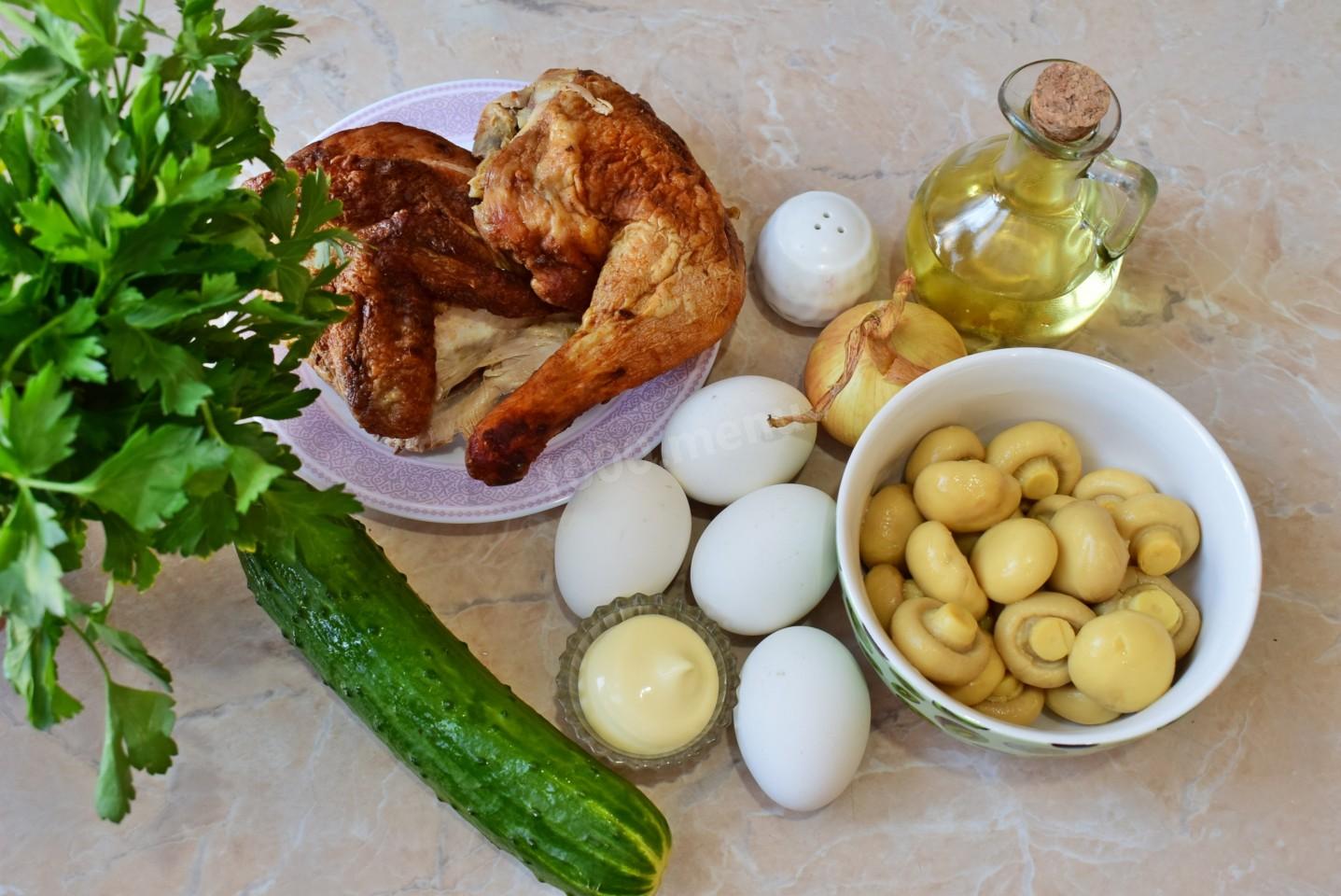 Шаг 1 приготовления Салат Ирина с копчёной курицей и грибами