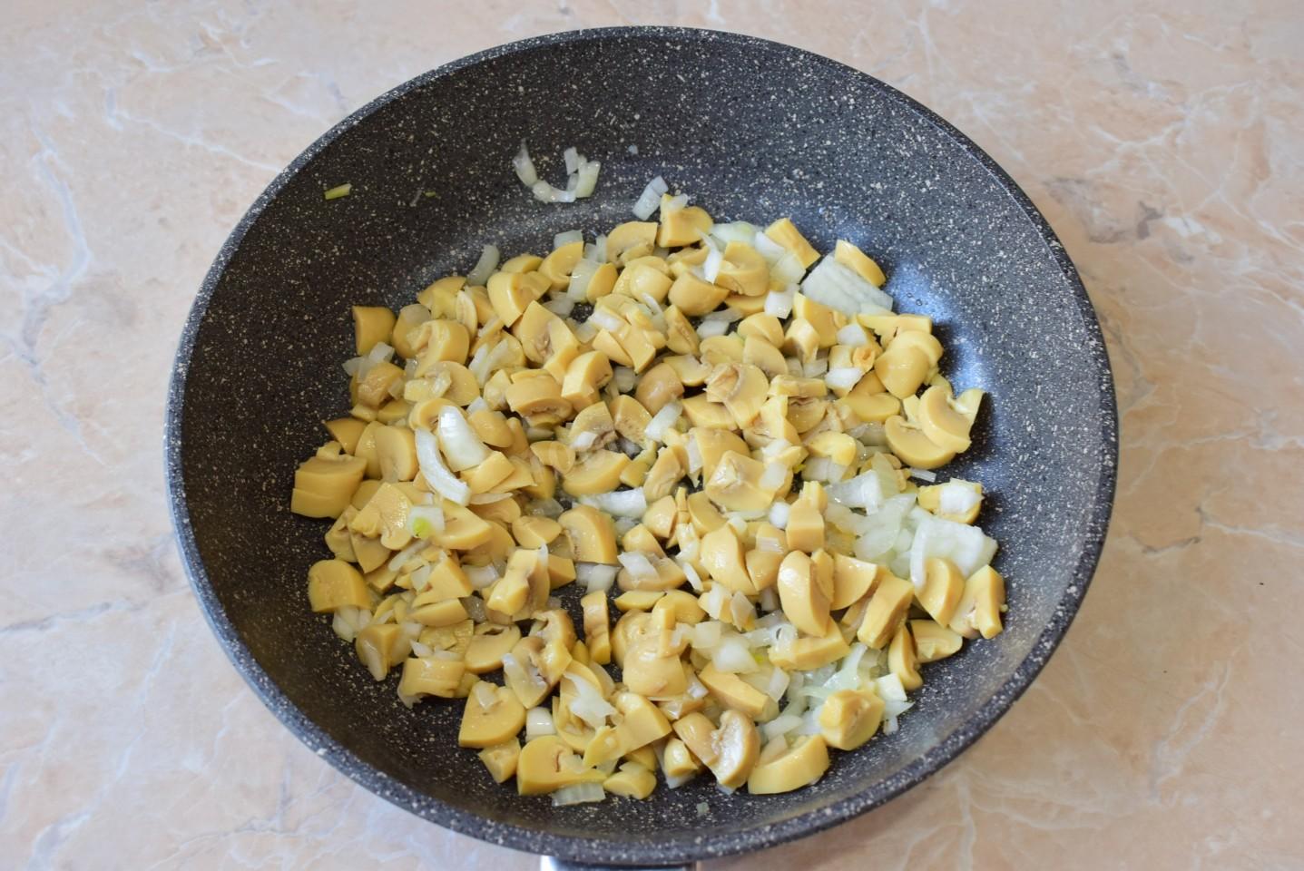Шаг 2 приготовления Салат Ирина с копчёной курицей и грибами
