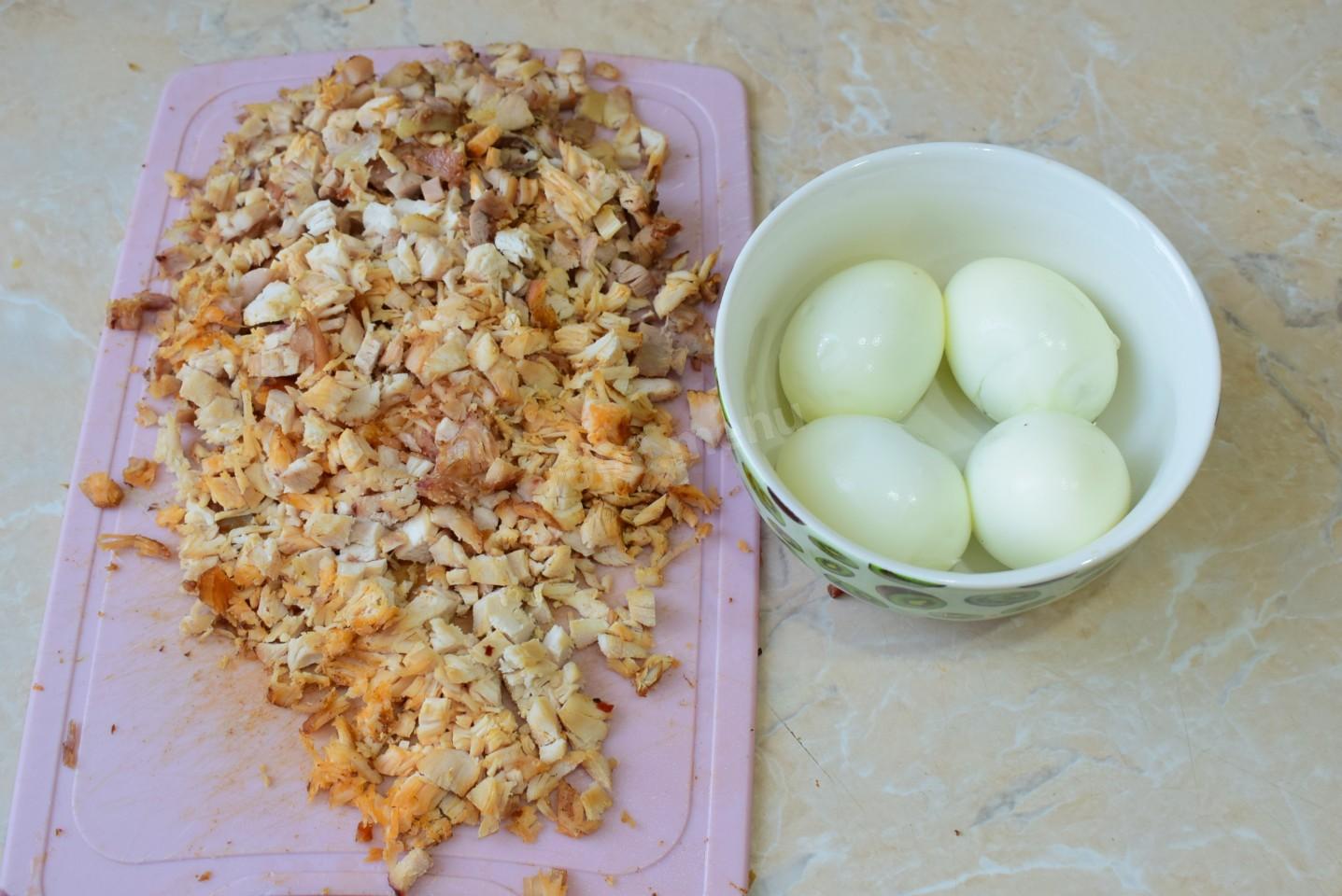 Шаг 3 приготовления Салат Ирина с копчёной курицей и грибами