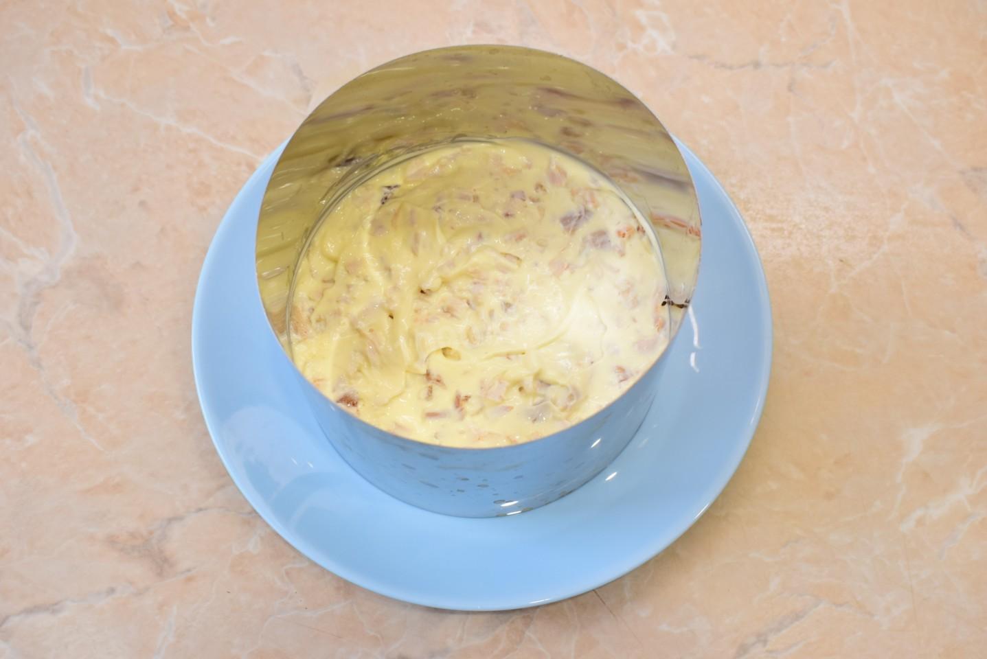 Шаг 4 приготовления Салат Ирина с копчёной курицей и грибами