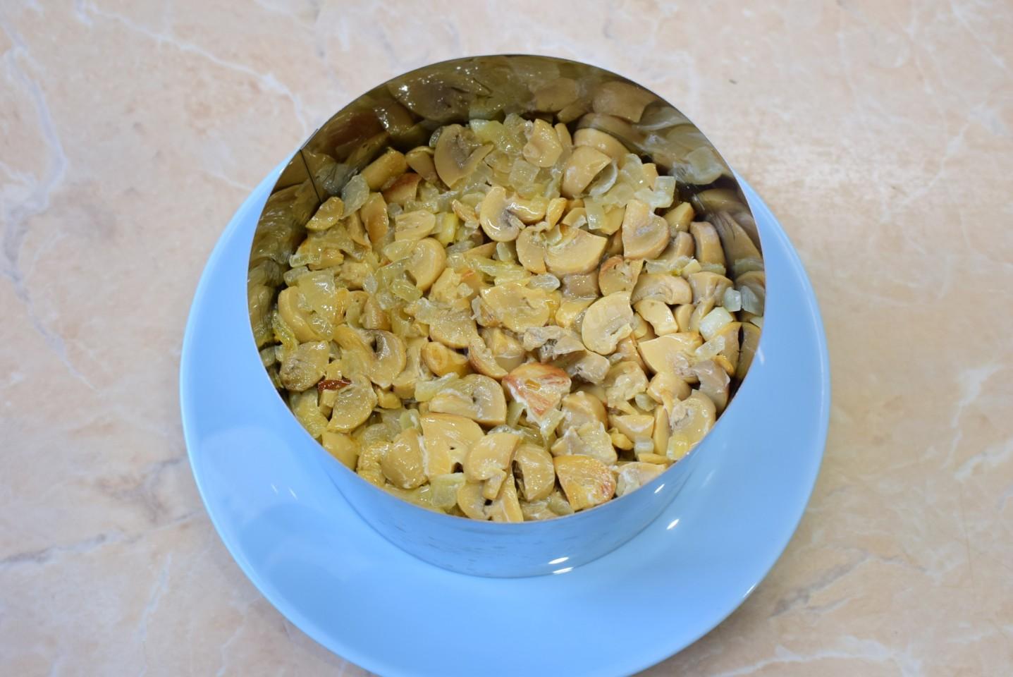 Шаг 6 приготовления Салат Ирина с копчёной курицей и грибами