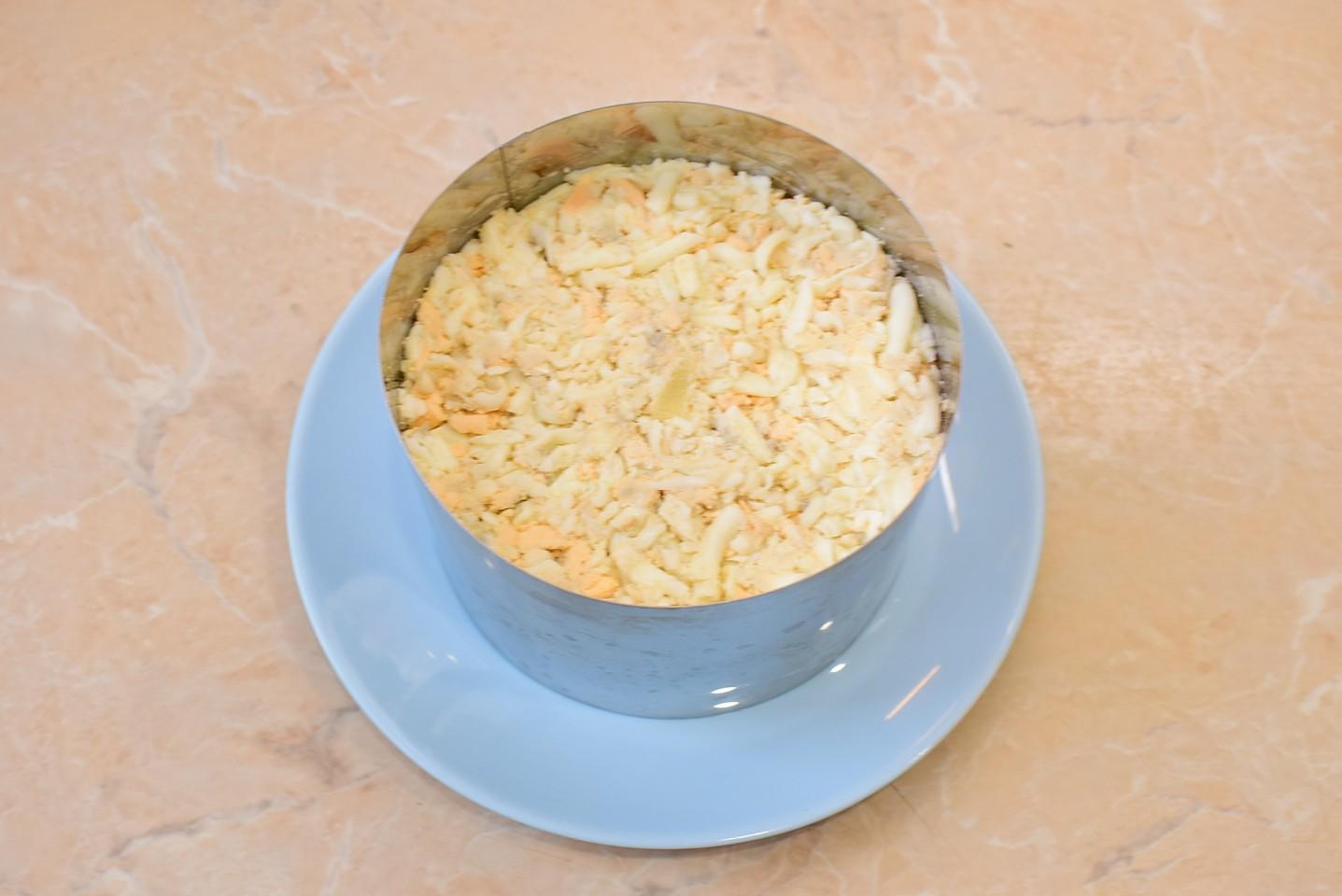 Шаг 7 приготовления Салат Ирина с копчёной курицей и грибами