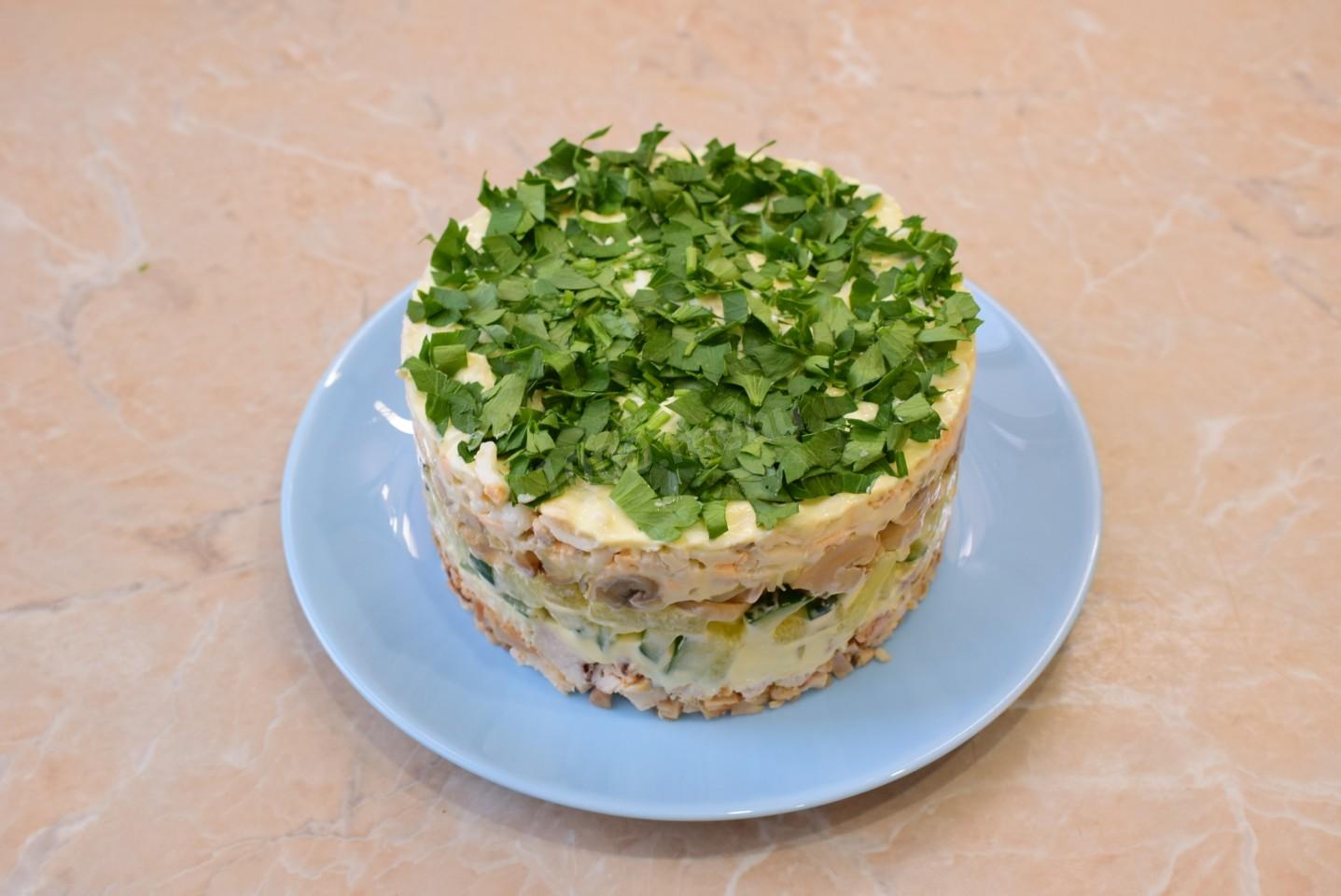 Шаг 8 приготовления Салат Ирина с копчёной курицей и грибами
