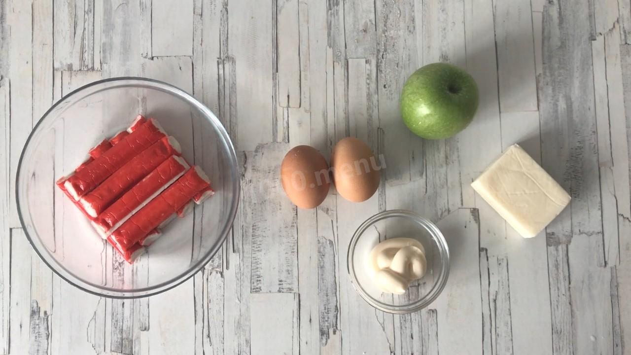Шаг 1 приготовления Салат с плавленым сыром и крабовыми палочками